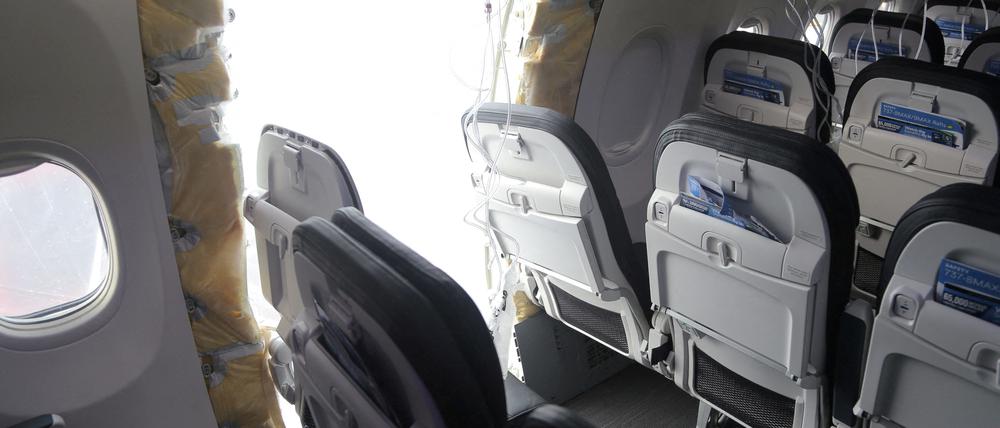 Bei dem Zwischenfall mit einer so gut wie neuen Boeing 737-8 Max von Alaska war kurz nach dem Start im Steigflug ein Rumpf-Fragment an der Reihe 26 herausgebrochen.