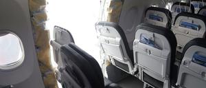 Bei dem Zwischenfall mit einer so gut wie neuen Boeing 737-8 Max von Alaska war kurz nach dem Start im Steigflug ein Rumpf-Fragment an der Reihe 26 herausgebrochen.
