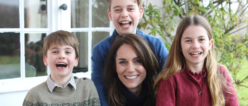 Dieses undatierte Bild von Kate mit ihren drei Kindern wurde dem Kensington Palace zufolge diese Woche von Prinz William aufgenommen.