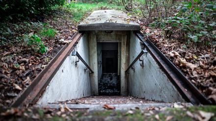 Treppen führen in einen früheren Atomschutzbunker hinab. Kommunen wollen mehr Bunker bauen, um die Bevölkerung zu schützen. 
