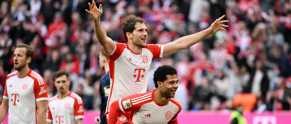 Obenauf. Leon Goretzka (oben) lässt sich von Serge Gnabry tragen.