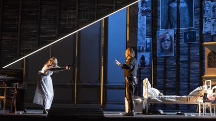 Szene mit Sondra Radvanovsky (Lisa) und Martin Muehle (Hermann) 