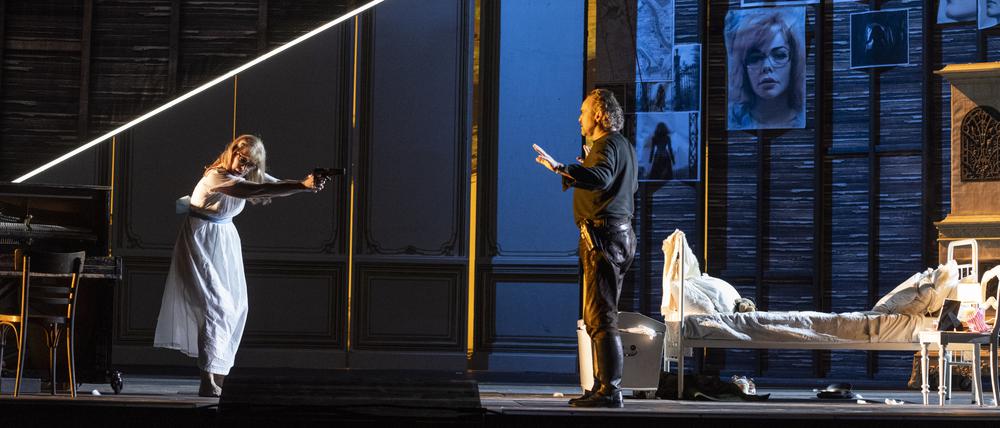 Szene mit Sondra Radvanovsky (Lisa) und Martin Muehle (Hermann) 