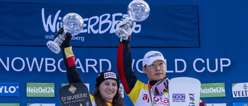 Hoch das Ding. Ramona Hofmeister (l.) und Sangho Lee aus Südkorea jubeln mit den Kristallkugeln für den Sieg im Weltcup im Parallelslalom.