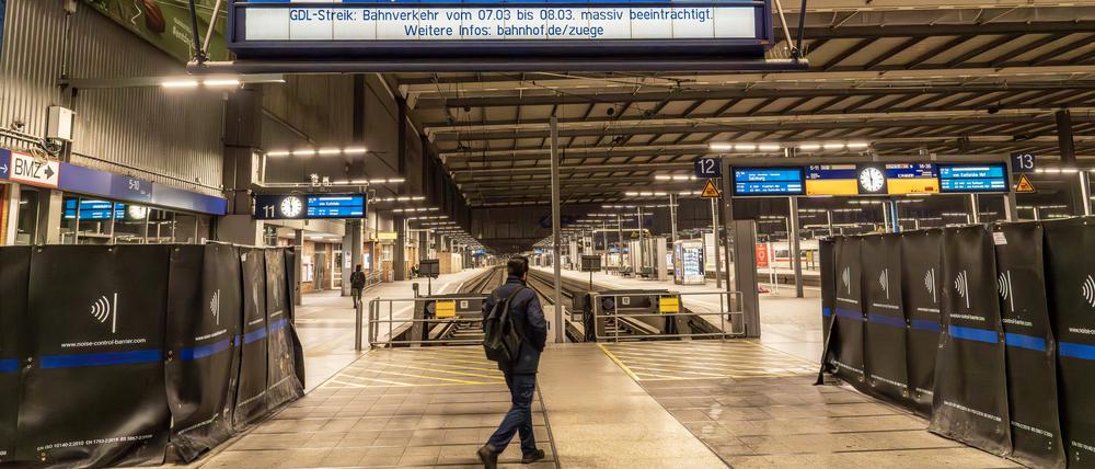 Vergebliches Warten auf den Zug: Am 7. und 8. März streikten die Lokführer 35 Stunden.
