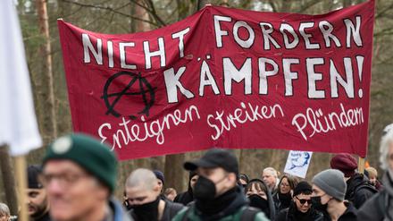 Bei einer Demonstration gegen die Tesla-Erweiterung unter dem Motto «Tesla Nein Danke!» tragen Teilnehmer ein Transparent.