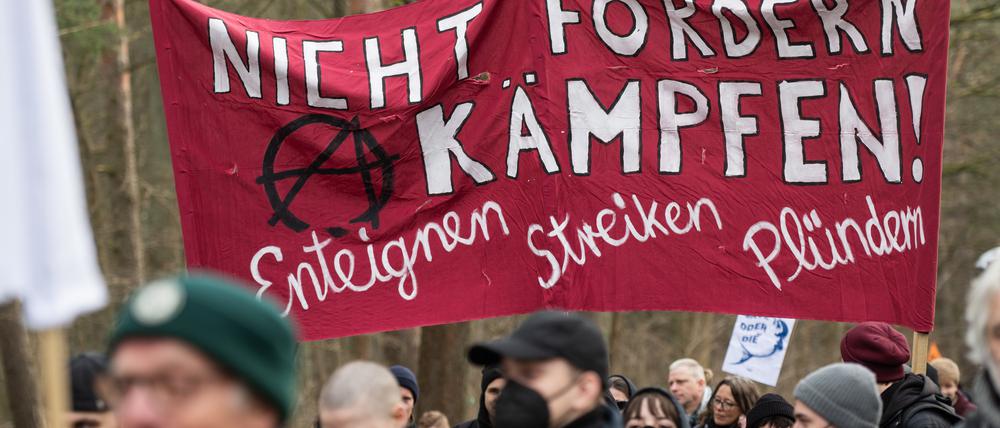Bei einer Demonstration gegen die Tesla-Erweiterung unter dem Motto «Tesla Nein Danke!» tragen Teilnehmer ein Transparent.