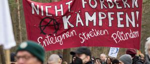 Bei einer Demonstration gegen die Tesla-Erweiterung unter dem Motto «Tesla Nein Danke!» tragen Teilnehmer ein Transparent.