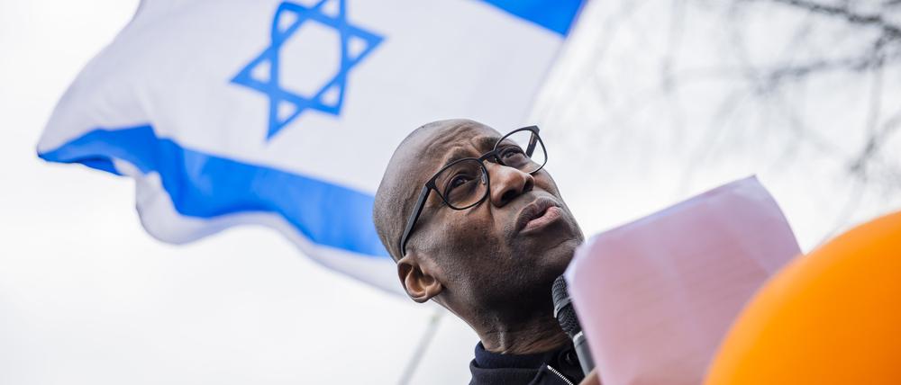 Joe Chialo (CDU), Berliner Senator für Kultur und Gesellschaftlichen Zusammenhalt, spricht bei einer Demonstration unter dem Motto «Gemeinsam gegen linken, rechten und islamistischen Antisemitismus - Solidarität mit Israel» der Deutsch-Israelischen Gesellschaft.