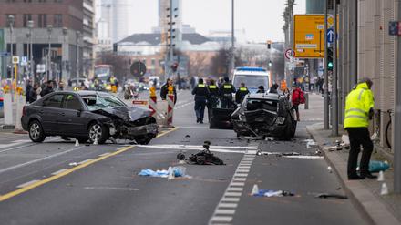 Polizisten stehen an einer Unfallstelle in der Leipziger Straße in Berlin. Bei einem schweren Unfall sind hier vier Menschen, darunter eine Mutter und ihr Kind, schwer verletzt worden.