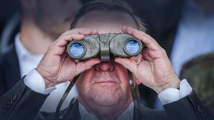 Er hält Ausschau mach Geld- Minister Boris Pistorius hat den Regierungsfraktionen gerade mitgeteilt, dass der Bundeswehr 2025 bis zu sechs Milliarden Euro fehlen.
