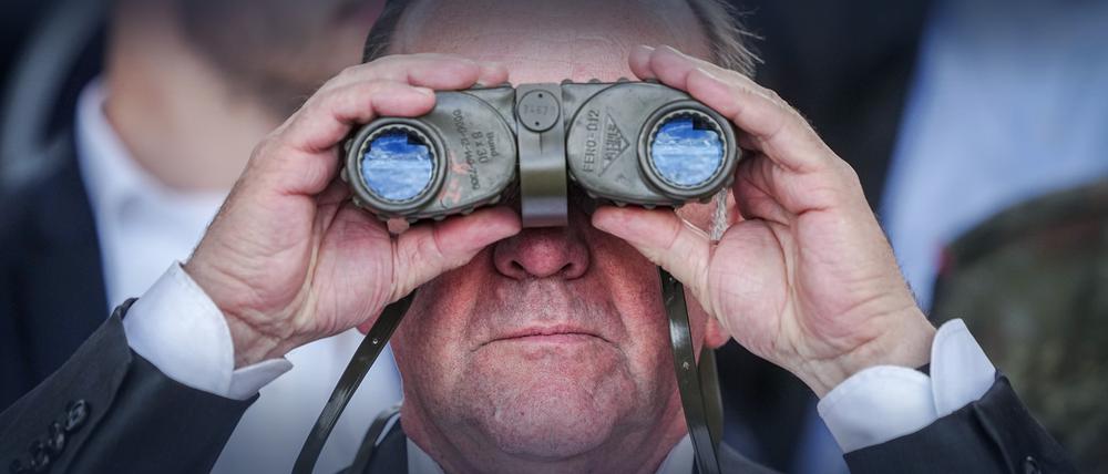 Das sind ja Aussichten: Boris Pistorius beobachtet eine Übung von Bundeswehrsoldaten mit der litauischen Armee.