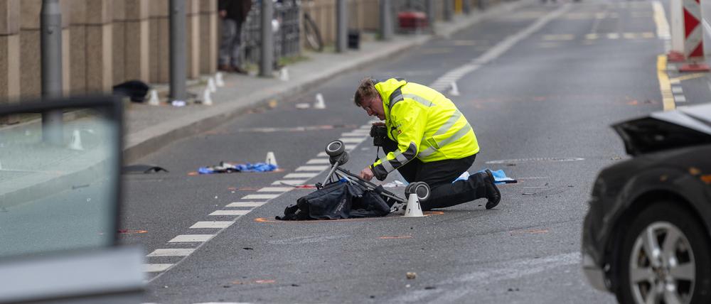 Bei dem schweren Unfall vor gut einer Woche auf der Leipziger Straße kamen eine Frau und ihr Kind ums Leben.