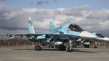 Russische Suchoi Su-34 Jagdbomber parken vor einer Militärübung auf einem Flugplatz in der südrussischen Region Krasnodar. 