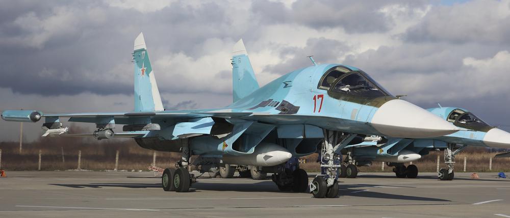 Russische Suchoi Su-34 Jagdbomber parken vor einer Militärübung auf einem Flugplatz in der südrussischen Region Krasnodar.
