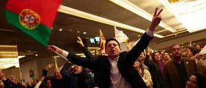 Anhänger der portugiesischen Demokratischen Allianz (AD) reagieren auf die ersten Auszählungsergebnisse der Parlamentswahlen in Lissabon. 