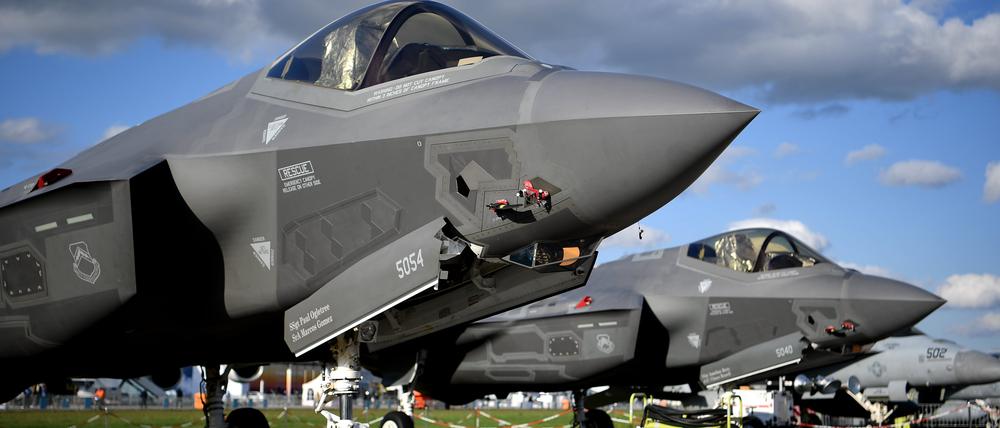 Lockheed Martin F-35 Tarnkappen Mehrzweck Kampfjet der USA ist bei der Raumfahrtausstellung (ILA) ausgestellt. Die Rüstungsimporte in Europa haben sich in den vergangenen fünf Jahren beinahe verdoppelt. Das geht aus einem neuen Bericht hervor, den das Stockholmer Friedensforschungsinstitut Sipri veröffentlichte. 