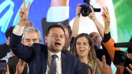 Luís Montenegro, Vorsitzender des Mitte-Rechts-Bündnisses Demokratische Allianz, hält eine Rede vor Anhängern. 