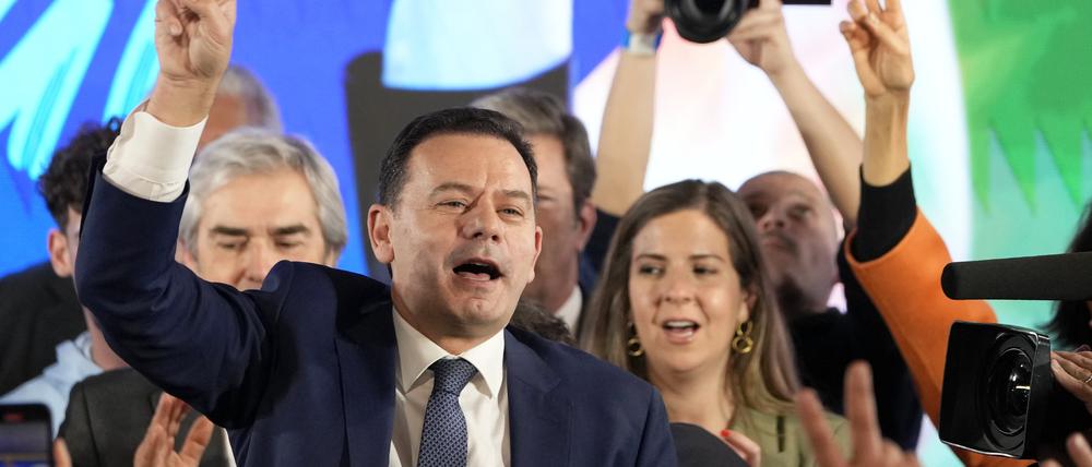 Luís Montenegro, Vorsitzender des Mitte-Rechts-Bündnisses Demokratische Allianz, hält eine Rede vor Anhängern. 