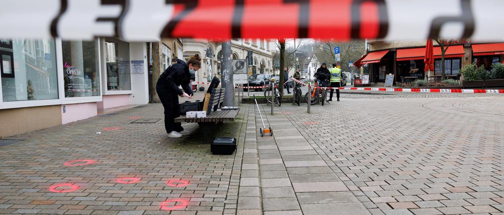 Eine Polizeibeamtin der Kriminaltechnik am abgesperrten Tatort in der Bielefelder Innenstadt.
