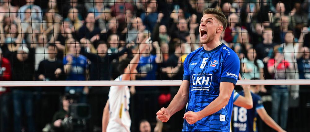 Erik Röhrs verwandelte gegen Izmir den Matchball und brachte seine Mannschaft damit ins Finale des CEV-Cups.