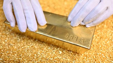 Bei der Agosi AG in Pforzheim wird ein Goldbarren gezeigt, der 12,5 Kilogramm (400 Unzen) wiegt, einen Feingoldgehalt von 99,99 Prozent hat und auf Goldgranalien liegt. Der Goldpreis hat seinen Höhenflug mit der Spekulation auf fallende Zinsen fortgesetzt und ein Rekordhoch erreicht.