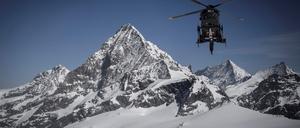 Ein Foto vom 14. April 2022 zeigt einen Hubschrauber der Schweizer Luftwaffe über dem Tete Blanche-Höhenpass zwischen Zermatt und Arolla, umgeben von den Schweizer Alpen.