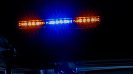 Ein leuchtendes Blaulicht auf einem Einsatzfahrzeug