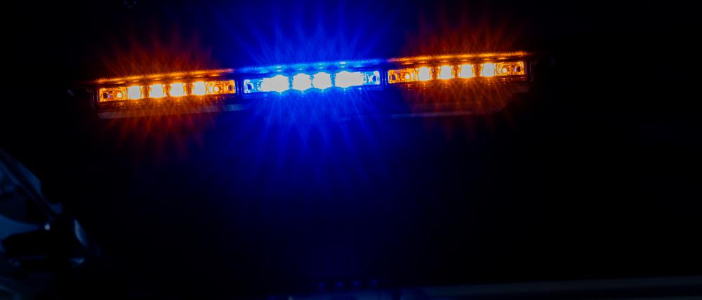 Ein leuchtendes Blaulicht auf einem Einsatzfahrzeug
