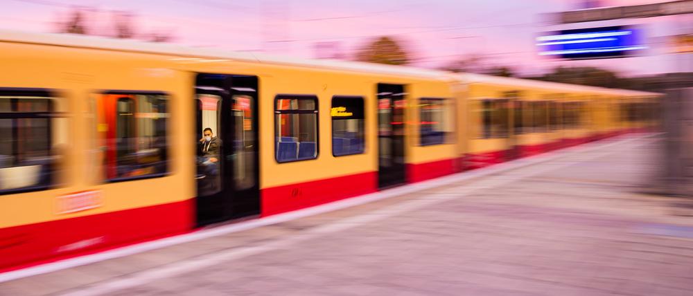 Eine S-Bahn fährt am Morgen am Bahnhof Berlin-Grünau ab.