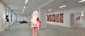 Ausstellung „Flesh and Bones“ in der Zitadelle Spandau. Zu sehen ist die Skulptur „Rosie“ von 2007 und im Hintergrund Fotografie von Jürgen Baumann.