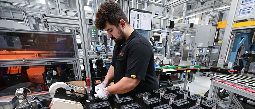 Der deutsche Sägenhersteller Stihl droht mit einer Produktionsverlagerung ins Ausland, wenn sich die Standortbedingungen in Deutschland in den kommenden Jahren nicht ändern.