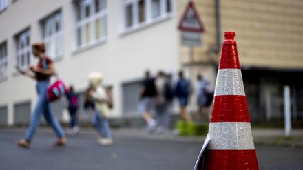 In Essen ist an der Bardelebenschule ab 7.45 Uhr das Befahren der Straße für 45 Minuten untersagt, die Schüler kommen zu Fuß über den Gehweg. 