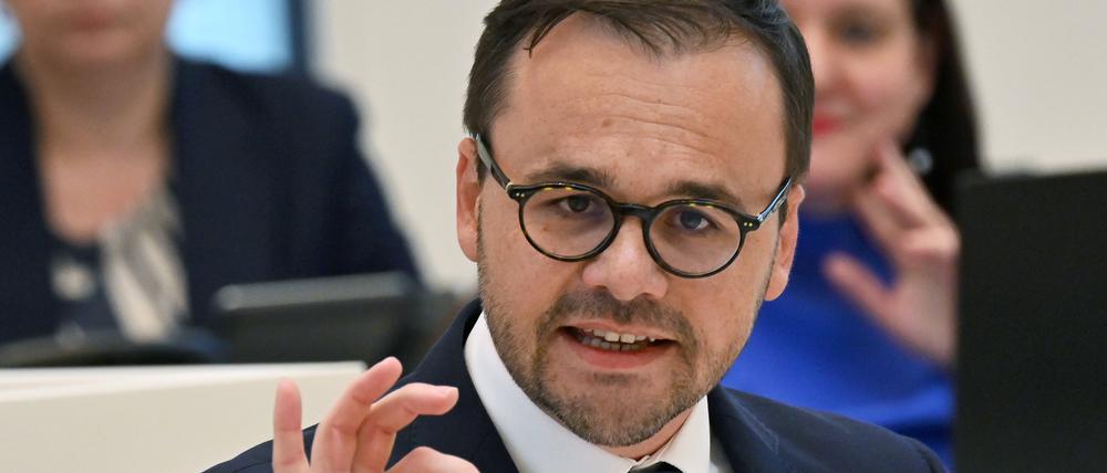 ARCHIV - 22.02.2024, Brandenburg, Potsdam: Jan Redmann (CDU) spricht in der Debatte des Landtages Brandenburg.