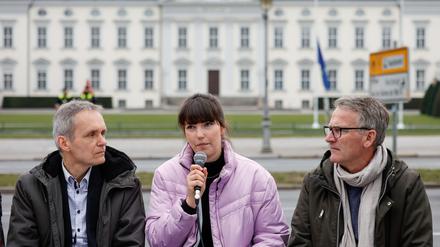 Carla Hinrichs spricht bei der Pressekonferenz der Letzten Generation vor dem Schloss Bellevue