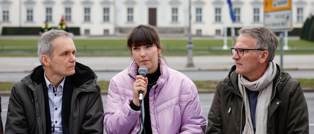 Carla Hinrichs spricht bei der Pressekonferenz der Letzten Generation vor dem Schloss Bellevue