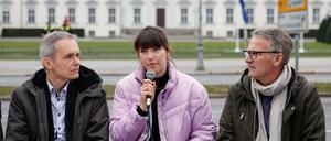 Carla Hinrichs spricht bei der Pressekonferenz der Letzten Generation vor dem Schloss Bellevue