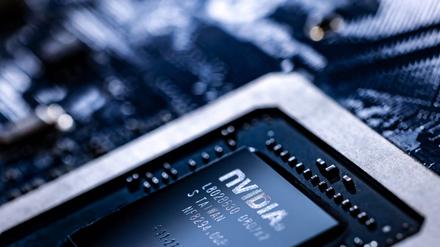 Dank der Fantasie der Anlegerinnen und Anleger rund um das Thema KI ist der Aufwärtskurs der Nvidia-Aktie kaum zu stoppen. 