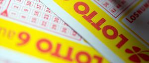 ARCHIV - 07.01.2015, Baden-Württemberg, Stuttgart: Ein Mann füllt einen Lottoschein aus. (zu dpa: «Lotto-Millionen-Gewinn geht ins Havelland») Foto: Inga Kjer/dpa +++ dpa-Bildfunk +++