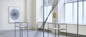 Blick in die Ausstellung mit Arbeiten von Sofie Dawo und Haleh Redjaian.