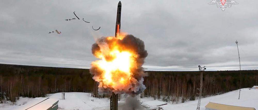 Eine ballistische Interkontinentalrakete des Typs Yars wird während eines Trainings vom Kosmodrom Plesetsk in der nördlichen Region Archangelsk, Russland, abgefeuert.