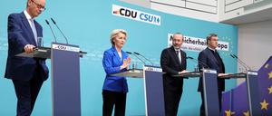CDU-Chef Friedrich Merz, EU-Kommissionspräsidentin Ursula von dere Leyen, EVP-Fraktionschef Manfred Weber und der CSU-Parteivorsitzende Markus Söder (v.l.n.r.) stellten am Montag in Berlin das Europawahlprogramm von CDU und CSU vor. 