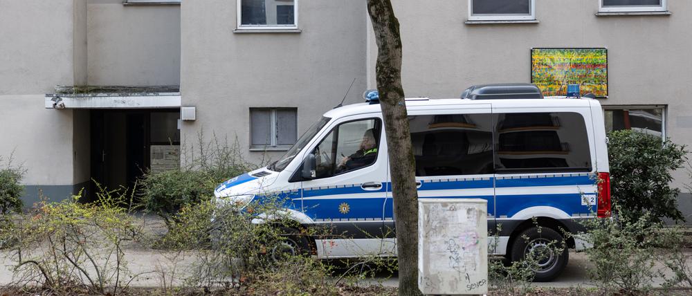 Ein Polizeiwagen steht vor der Wohnung der ehemaligen RAF-Terroristin Daniela Klette.