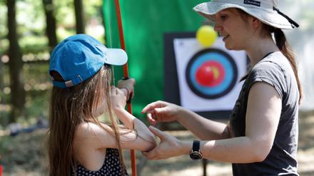 Auf dem Abenteuerspielplatz gibt es in den Osterferien einen Schnupperkurs zum Bogenschießen.