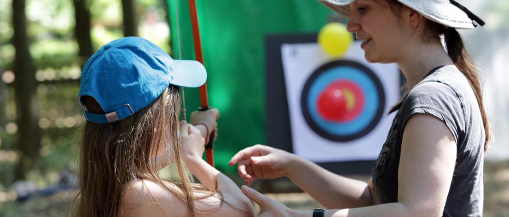 Auf dem Abenteuerspielplatz gibt es in den Osterferien einen Schnupperkurs zum Bogenschießen.