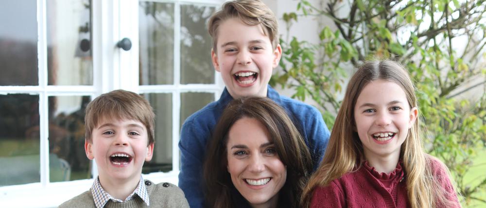 Das undatierte, vom Kensington-Palast herausgegebene Handout-Foto zeigt Kate, Prinzessin von Wales, mit ihren Kindern, Prinz Louis, Prinz George und Prinzessin Charlotte, aufgenommen in Windsor, Anfang dieser Woche, vom Prinzen von Wales. Bei dem zur Verfügung gestellten Bild besteht der Verdacht der digitalen Manipulation.