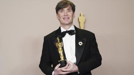 Cillian Murphy posiert im Presseraum mit dem Preis für die beste Leistung eines Schauspielers in einer Hauptrolle für „Oppenheimer“.