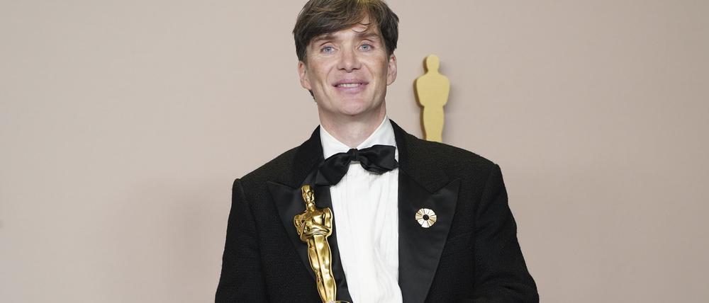 Cillian Murphy posiert im Presseraum mit dem Preis für die beste Leistung eines Schauspielers in einer Hauptrolle für „Oppenheimer“.