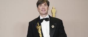 Cillian Murphy posiert im Presseraum mit dem Preis für die beste Leistung eines Schauspielers in einer Hauptrolle für „Oppenheimer“.