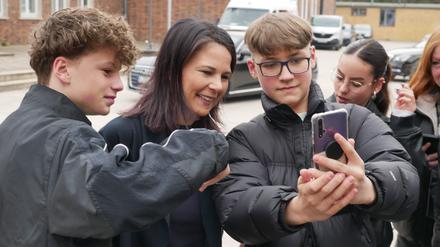 Bundestagsabgeordnete und Außenministerin Annalena Baerbock (Grüne) besucht an ihrem monatlichen Brandenburg-Tag das Oberstufenzentrum Barnim in Bernau.